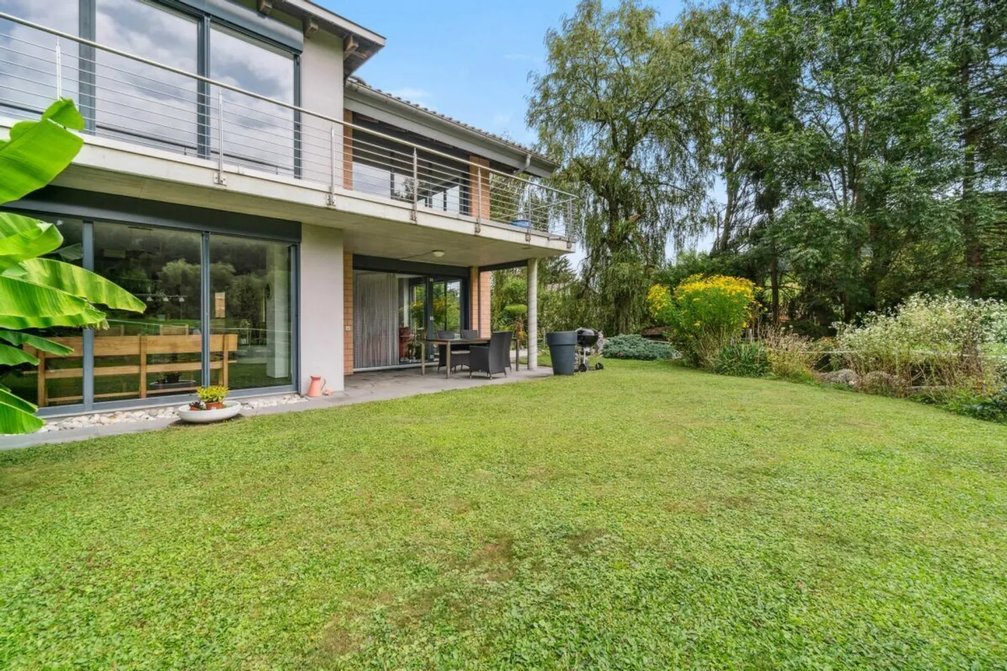 WOHNEN UND REITEN VEREINT - STILVOLLE DOPPELEINFAMILIEN HAUSHÄLFTE MIT ÜBER 6'000 m² GRUNDSTÜCK - Foto 7 von 7