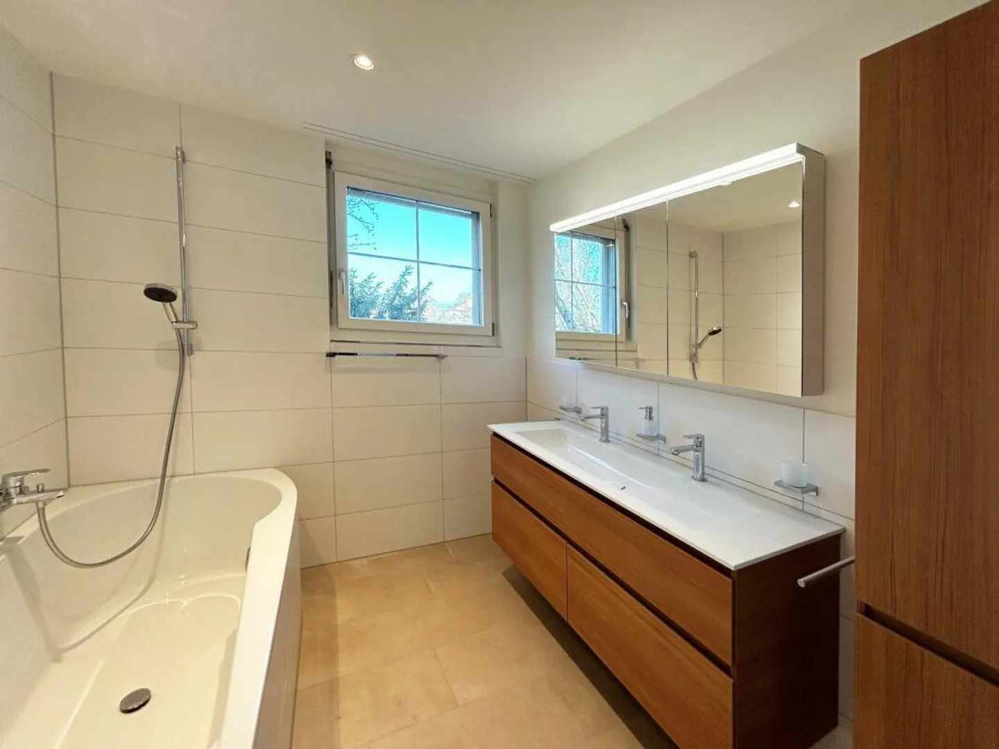 Living with a View - 4.5-Room Maisonette Apartment with Modern Kitchen - Photo 7 of 9