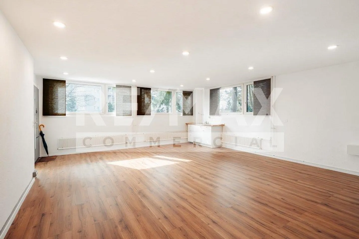 Acheter plutôt que louer - Espace commercial de 70m² de surface nette - rénové et immédiatement disponible... - Photo 2 sur 11