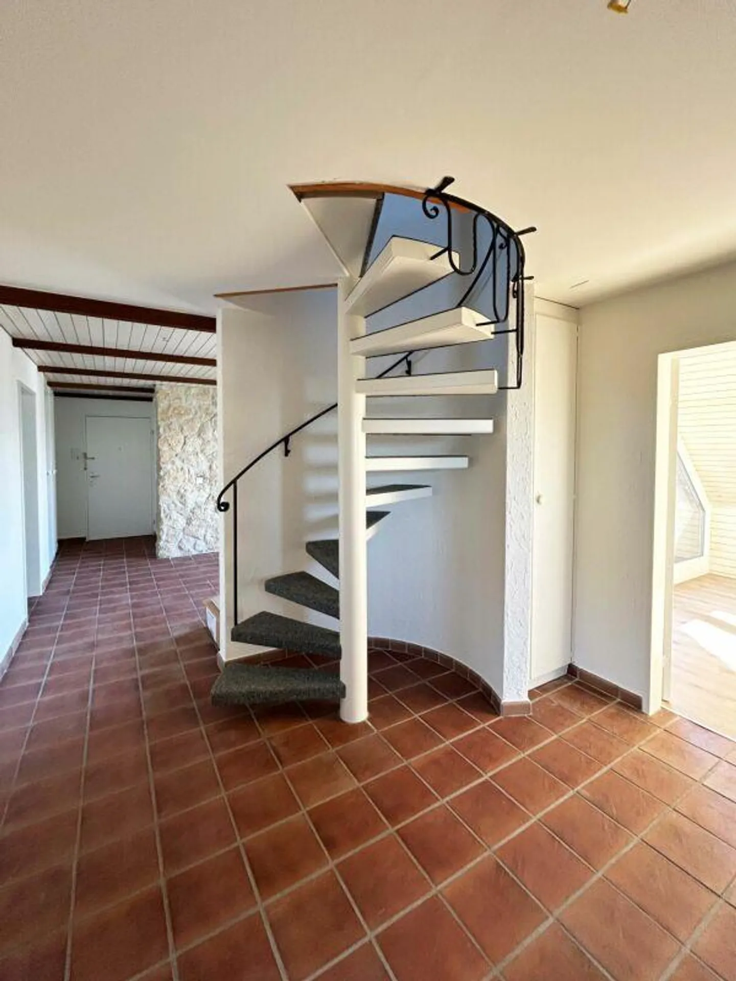 Living with a View - 4.5-Room Maisonette Apartment with Modern Kitchen - Photo 8 of 9