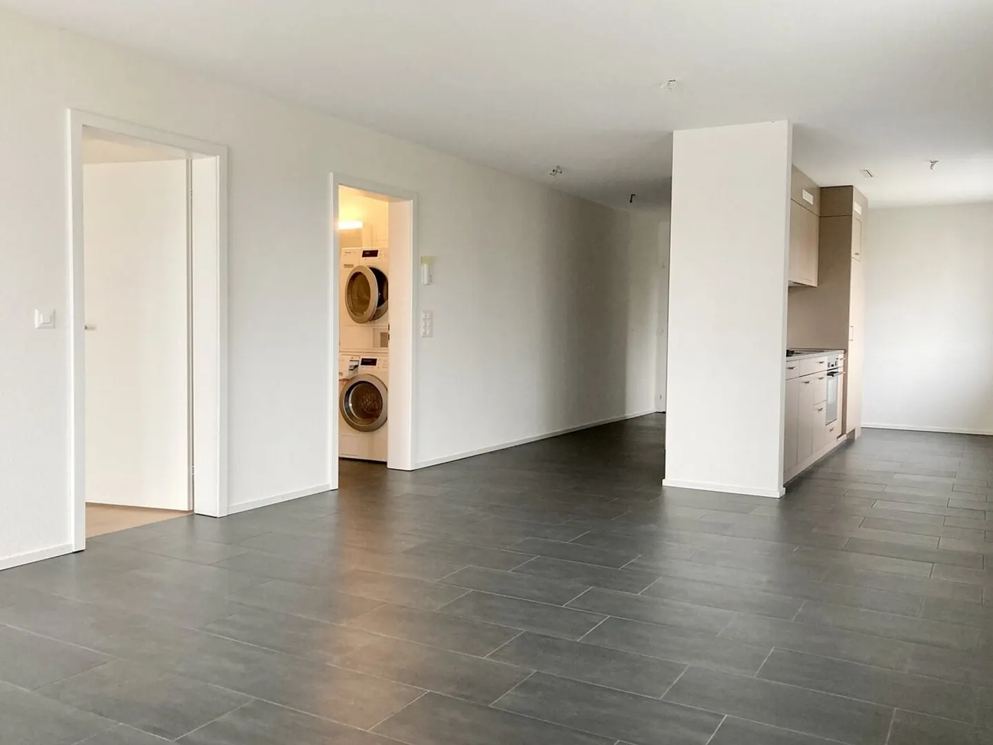 Appartement moderne avec balcon spacieux - Photo 2 sur 8