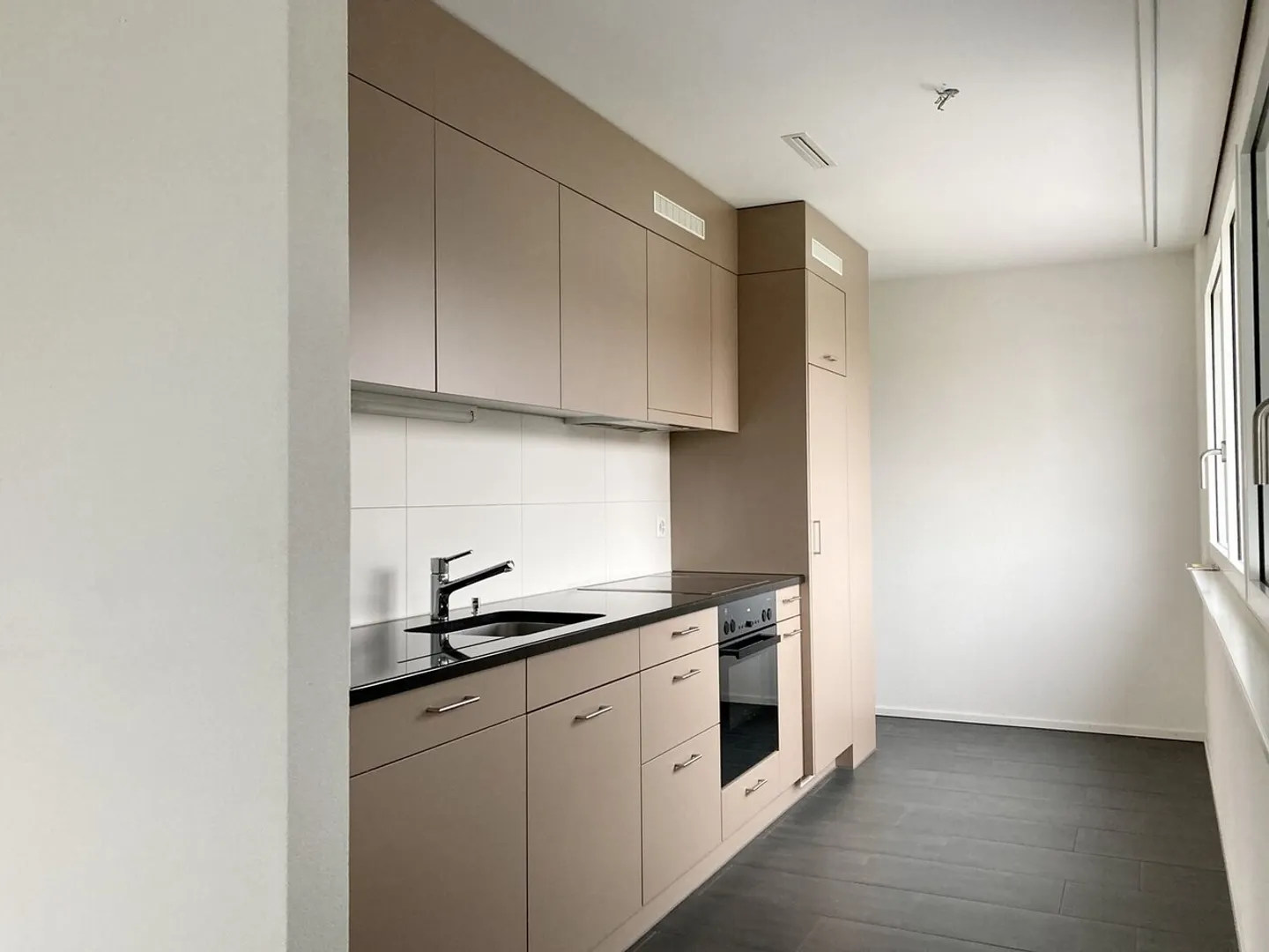 Appartement moderne avec balcon spacieux - Photo 3 sur 8