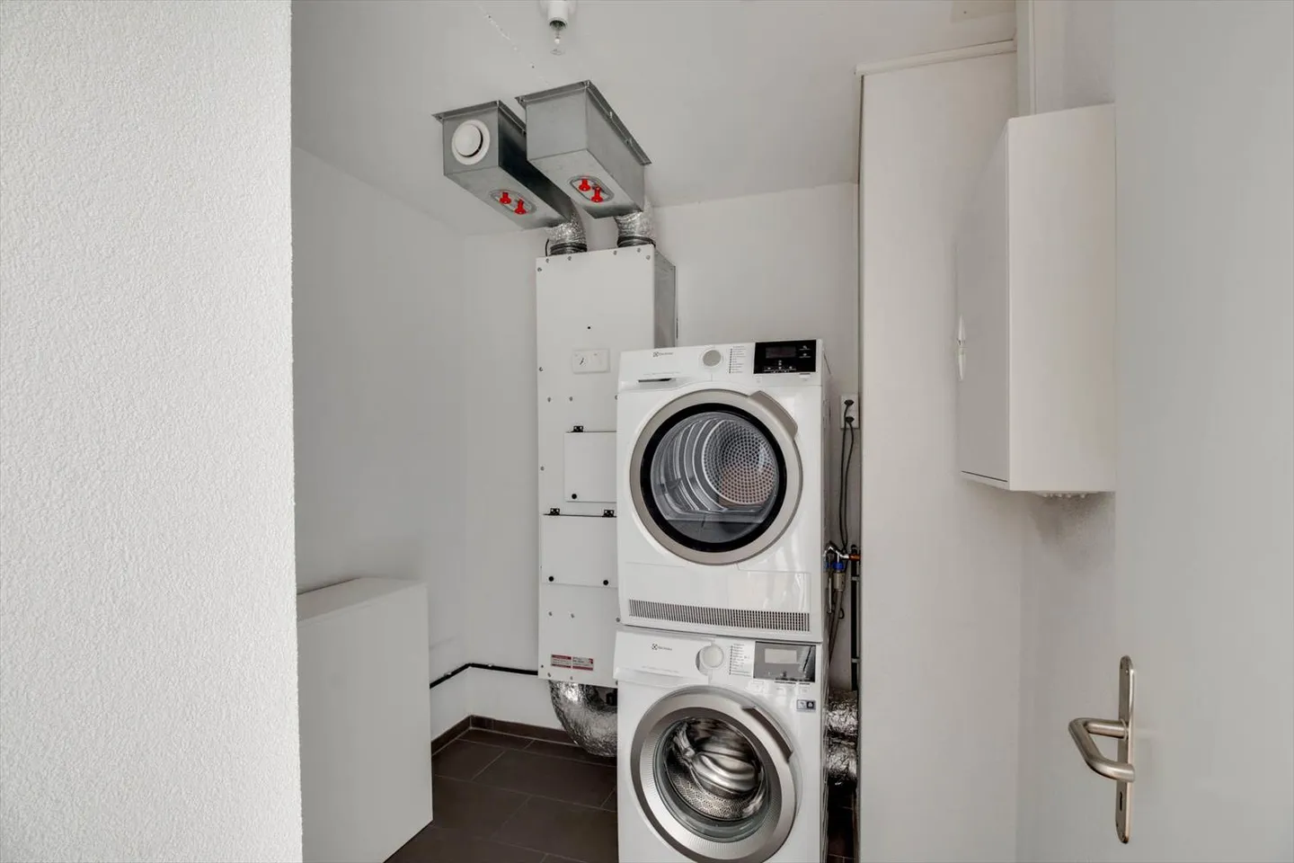 Beautiful apartment seeks new residents! - Photo 2 of 9