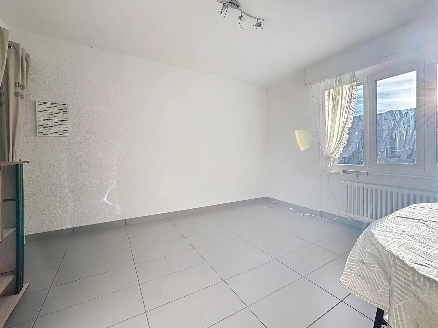 Studio rénové avec parking - Photo 4 sur 7