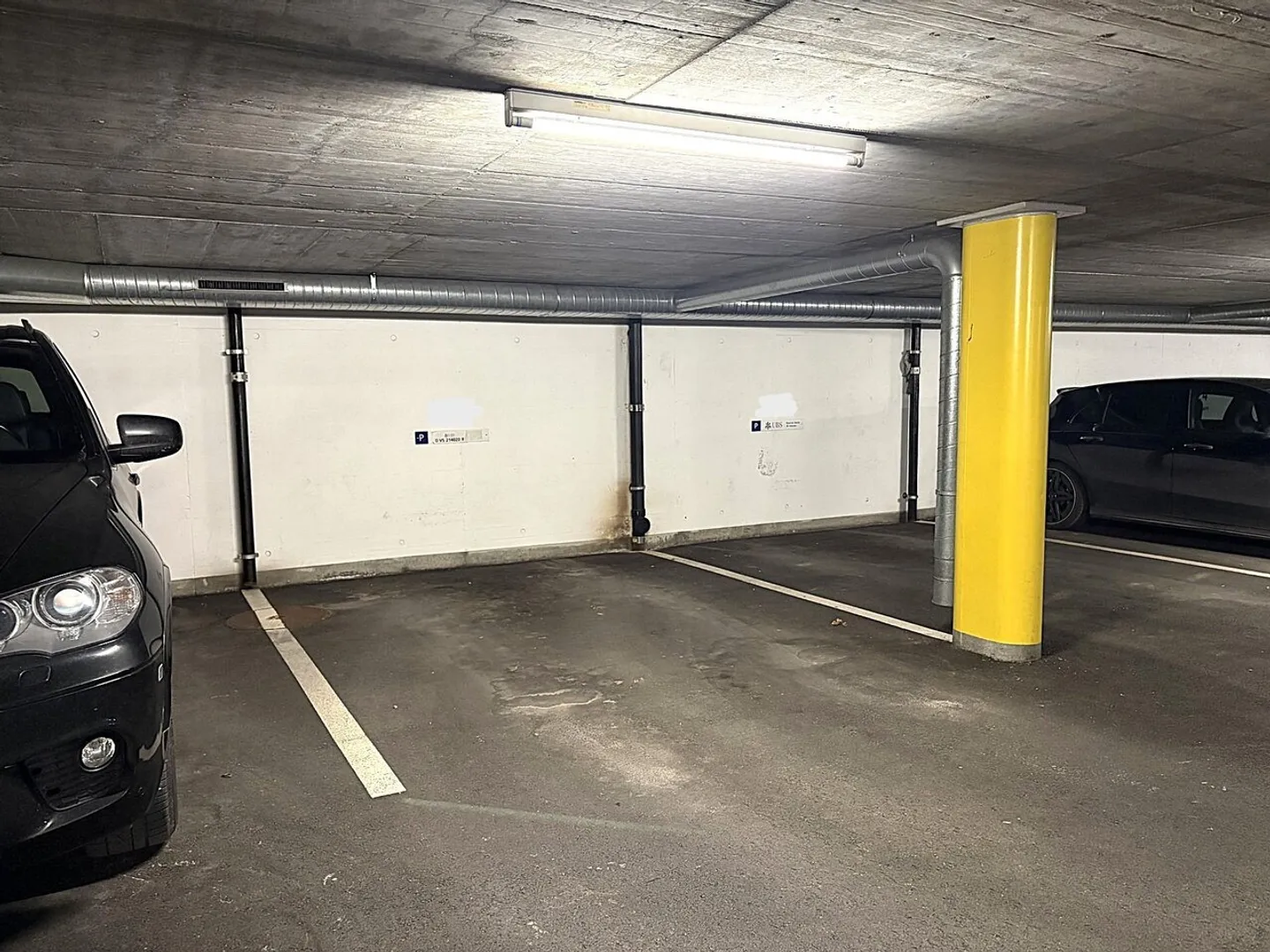 Innenparkplatz für Auto - Foto 1 von 2