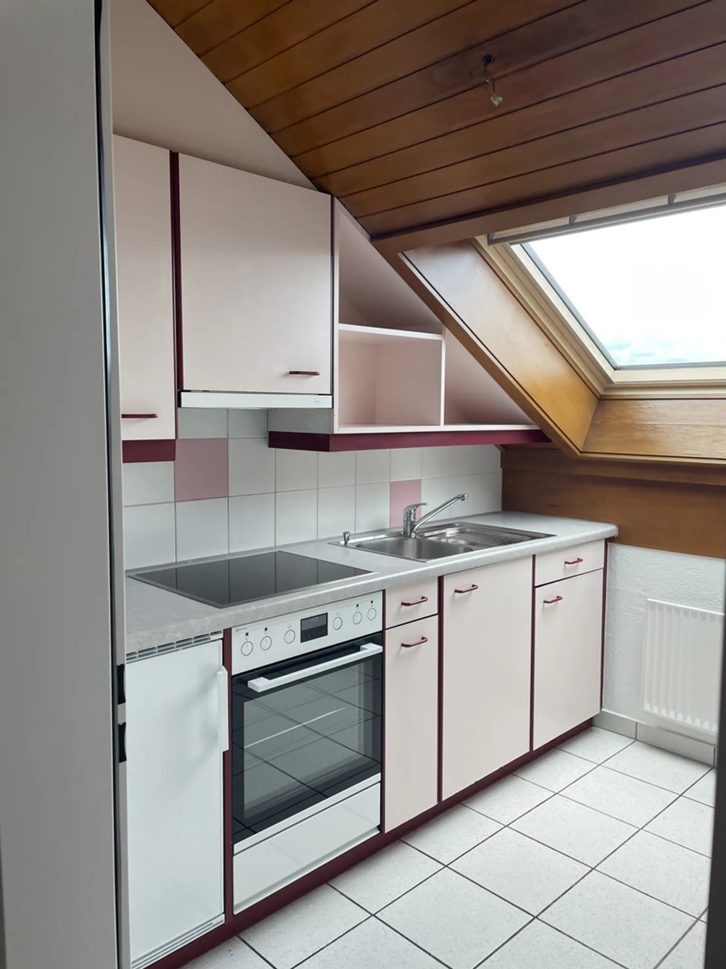 Charmante 2-Zimmer-Wohnung mit Charakter im Dachgeschoss - Foto 2 von 8