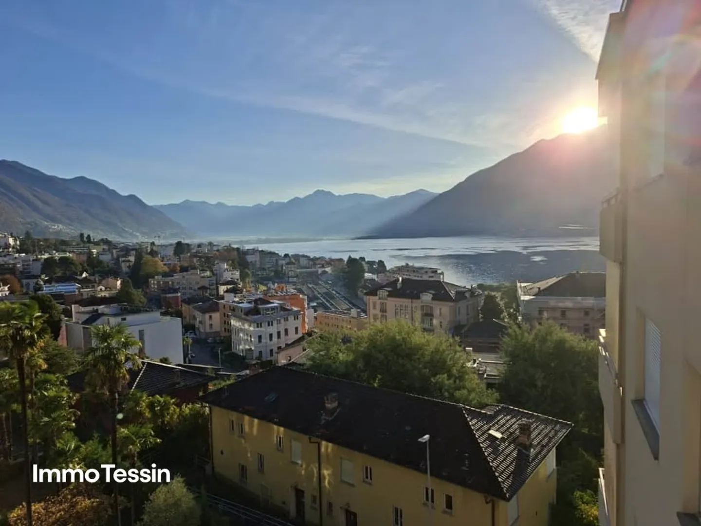 Appartamento di 1.5 locali in posizione centrale a Muralto con vista mozzafiato sul lago, piscina interna e posto auto - Foto 2 di 13