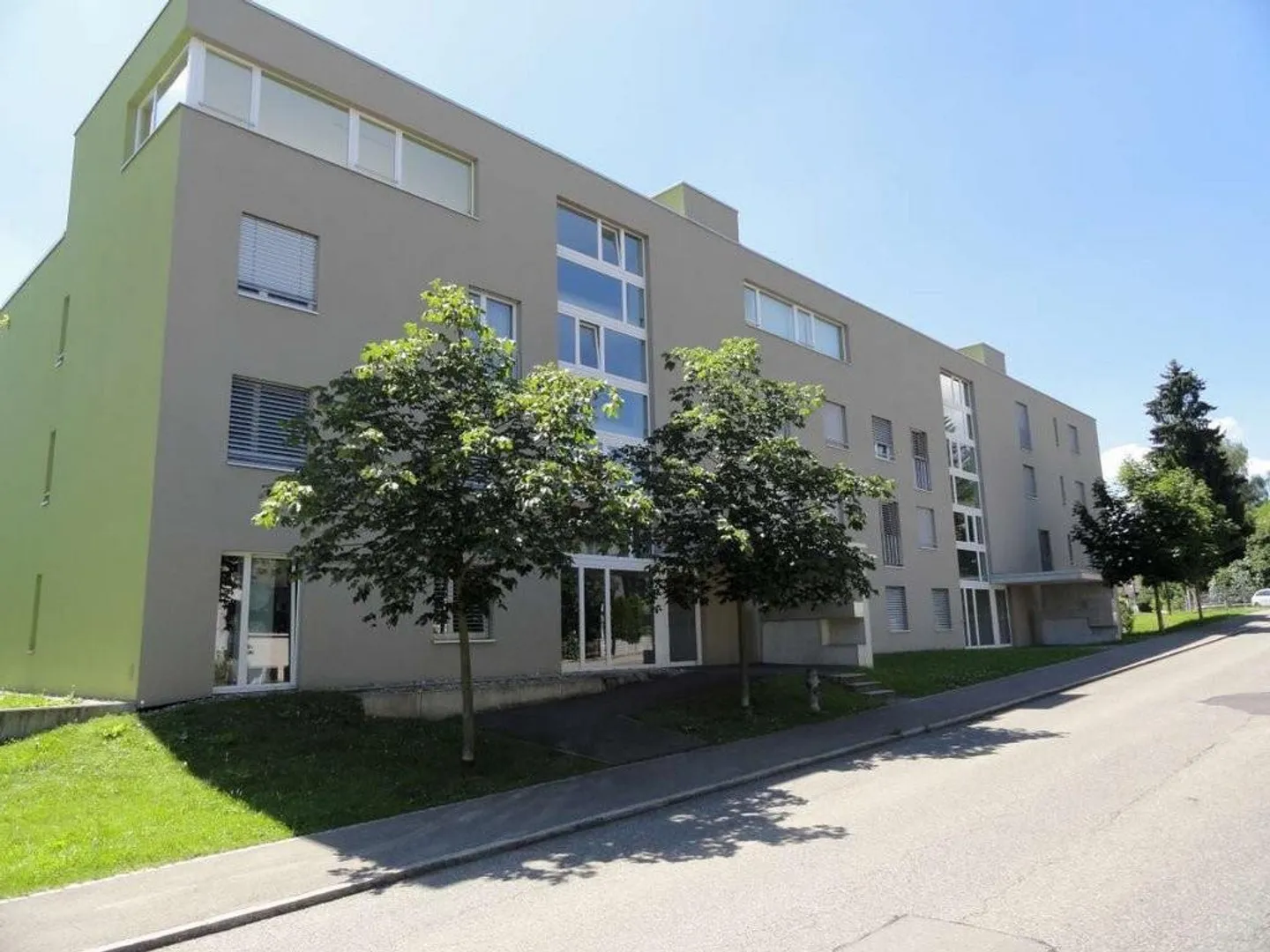 Moderne 2.5-Zimmer-Wohnung Erdgeschoss mit schönem Gartensitzplatz - Foto 1 von 4