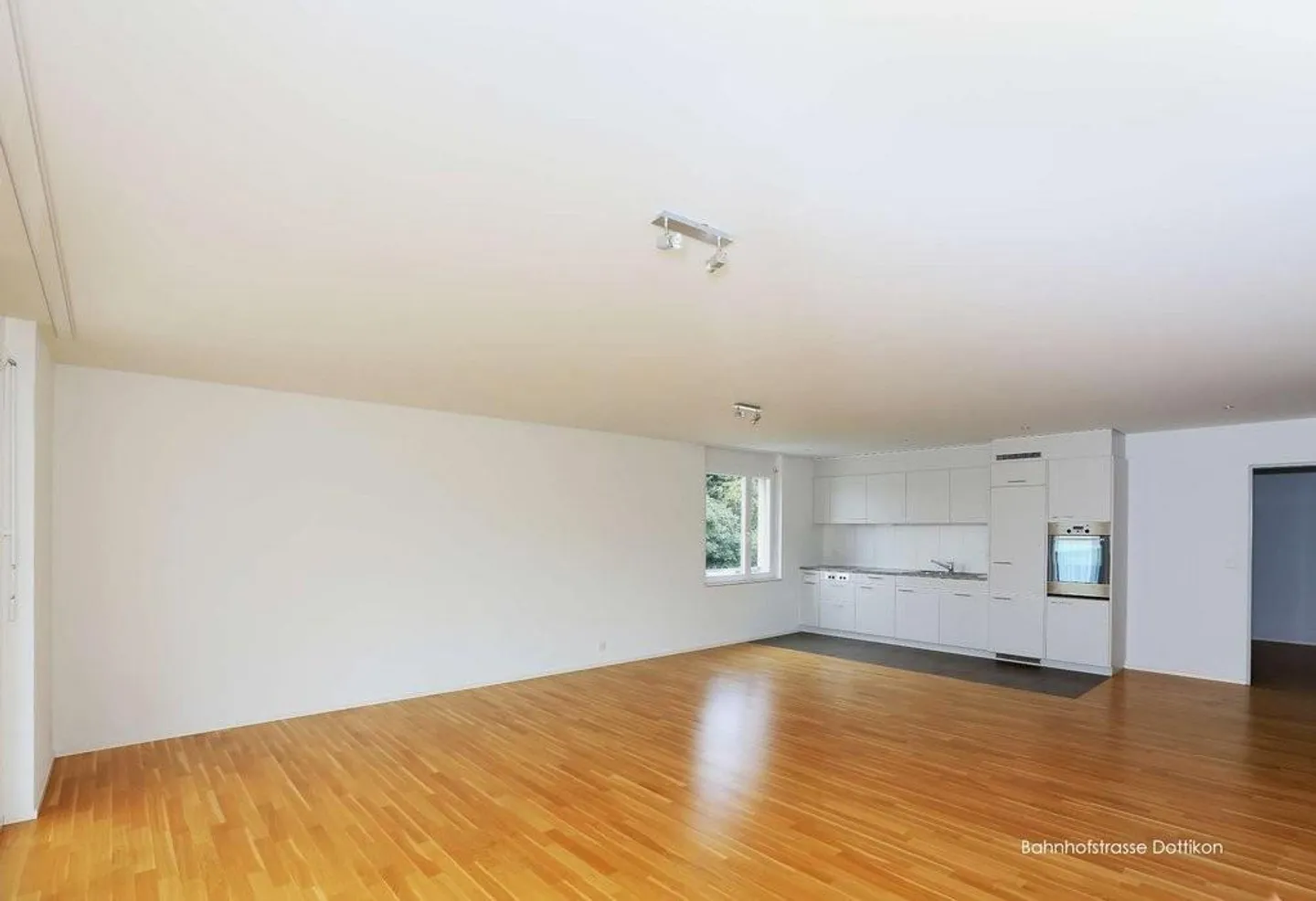 Moderne 2.5-Zimmer-Wohnung Erdgeschoss mit schönem Gartensitzplatz - Foto 3 von 4