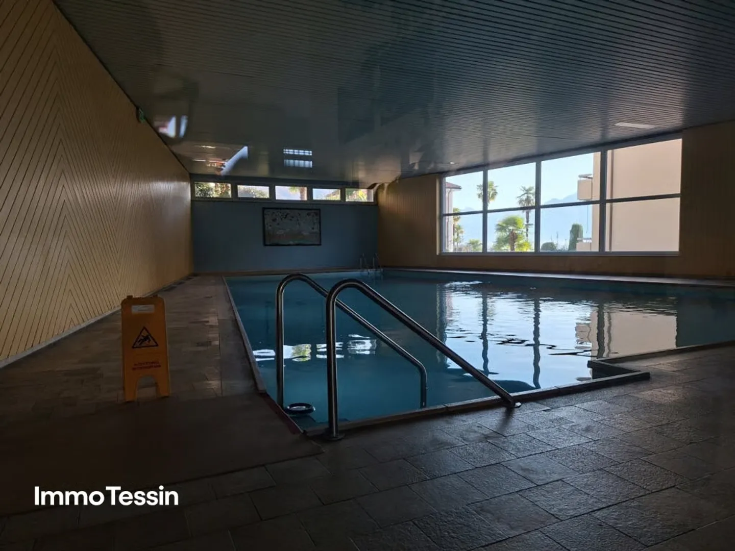 Appartamento di 1.5 locali in posizione centrale a Muralto con vista mozzafiato sul lago, piscina interna e posto auto - Foto 3 di 13