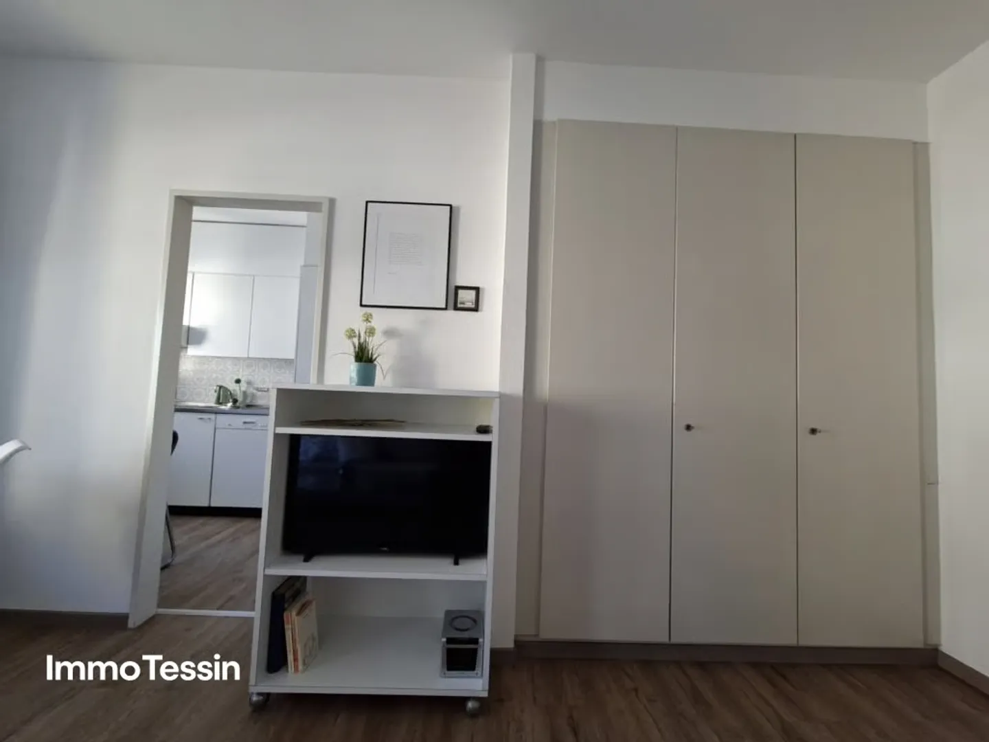 Appartamento di 1.5 locali in posizione centrale a Muralto con vista mozzafiato sul lago, piscina interna e posto auto - Foto 10 di 13
