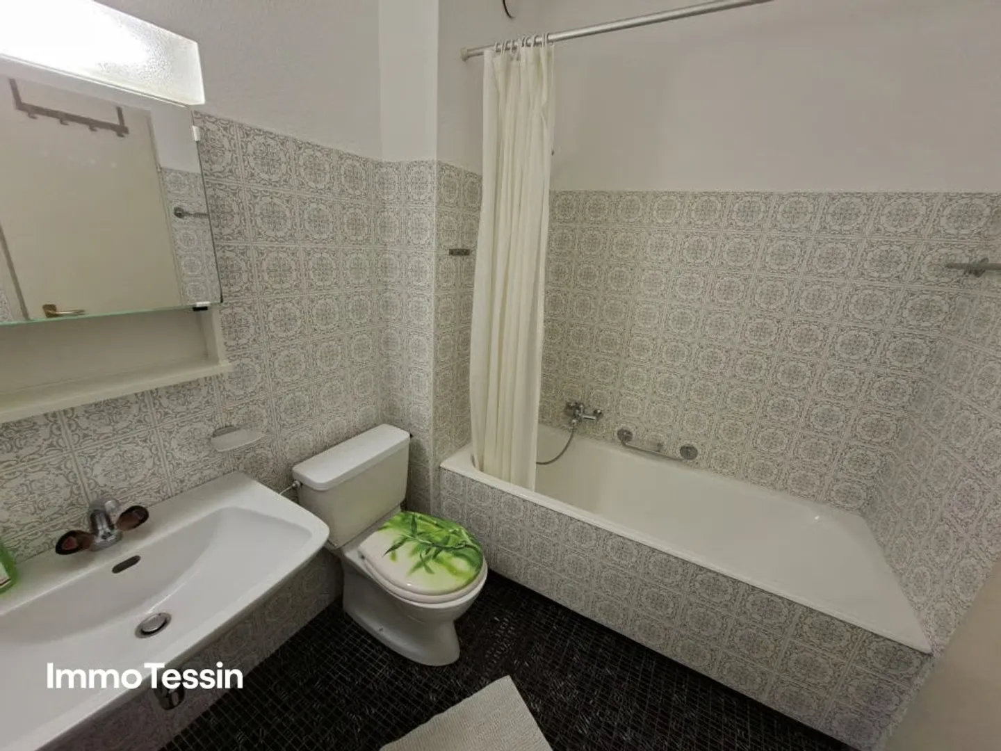 Appartamento di 1.5 locali in posizione centrale a Muralto con vista mozzafiato sul lago, piscina interna e posto auto - Foto 11 di 13