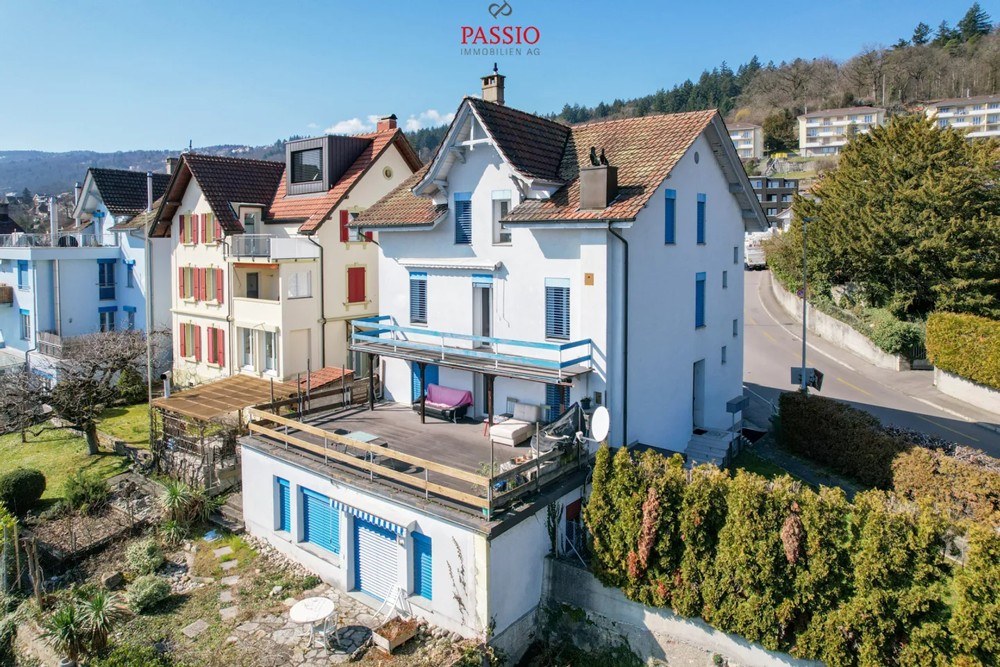 Bâtiment unique avec 3 appartements et vue imprenable - Photo 2 sur 23