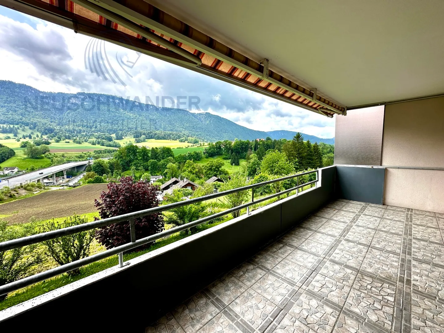 Sulle alture della città in una zona tranquilla - Foto 1 di 9