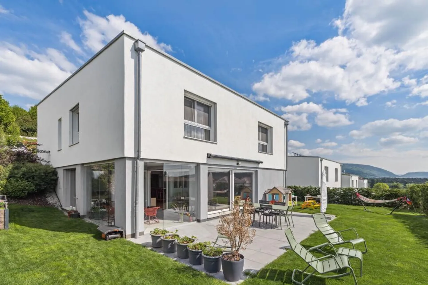 OBJET DE RÊVE ! BELLE MAISON INDIVIDUELLE AVEC UN GRAND JARDIN - Photo 3 sur 13