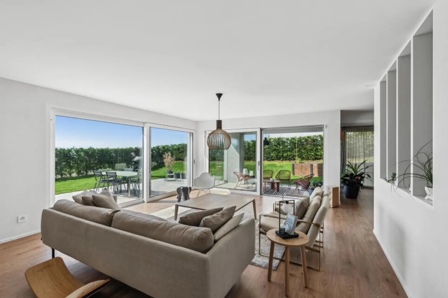 OBJET DE RÊVE ! BELLE MAISON INDIVIDUELLE AVEC UN GRAND JARDIN - Photo 5 sur 13