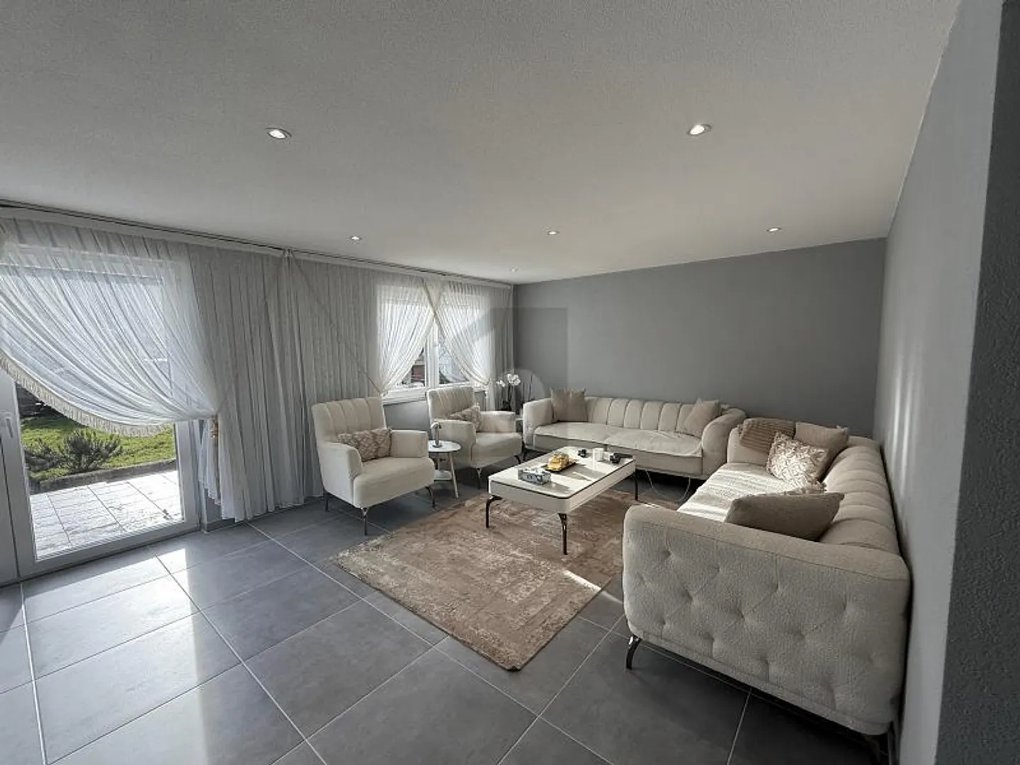 VOLLSTÄNDIG RENOVIERT MODERN AUSGEZEICHNET - Foto 3 von 6