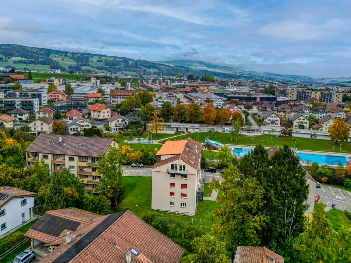Renovierte 3,5-Zimmer-Wohnung in der Nähe des Schwimmbads und der Innenstadt - Foto 1 von 8