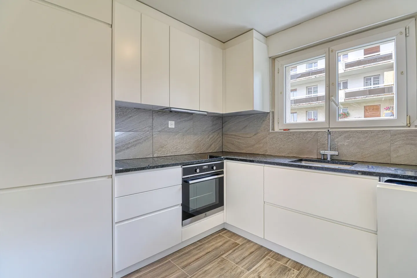 Renovierte 3,5-Zimmer-Wohnung in der Nähe des Schwimmbads und der Innenstadt - Foto 2 von 8