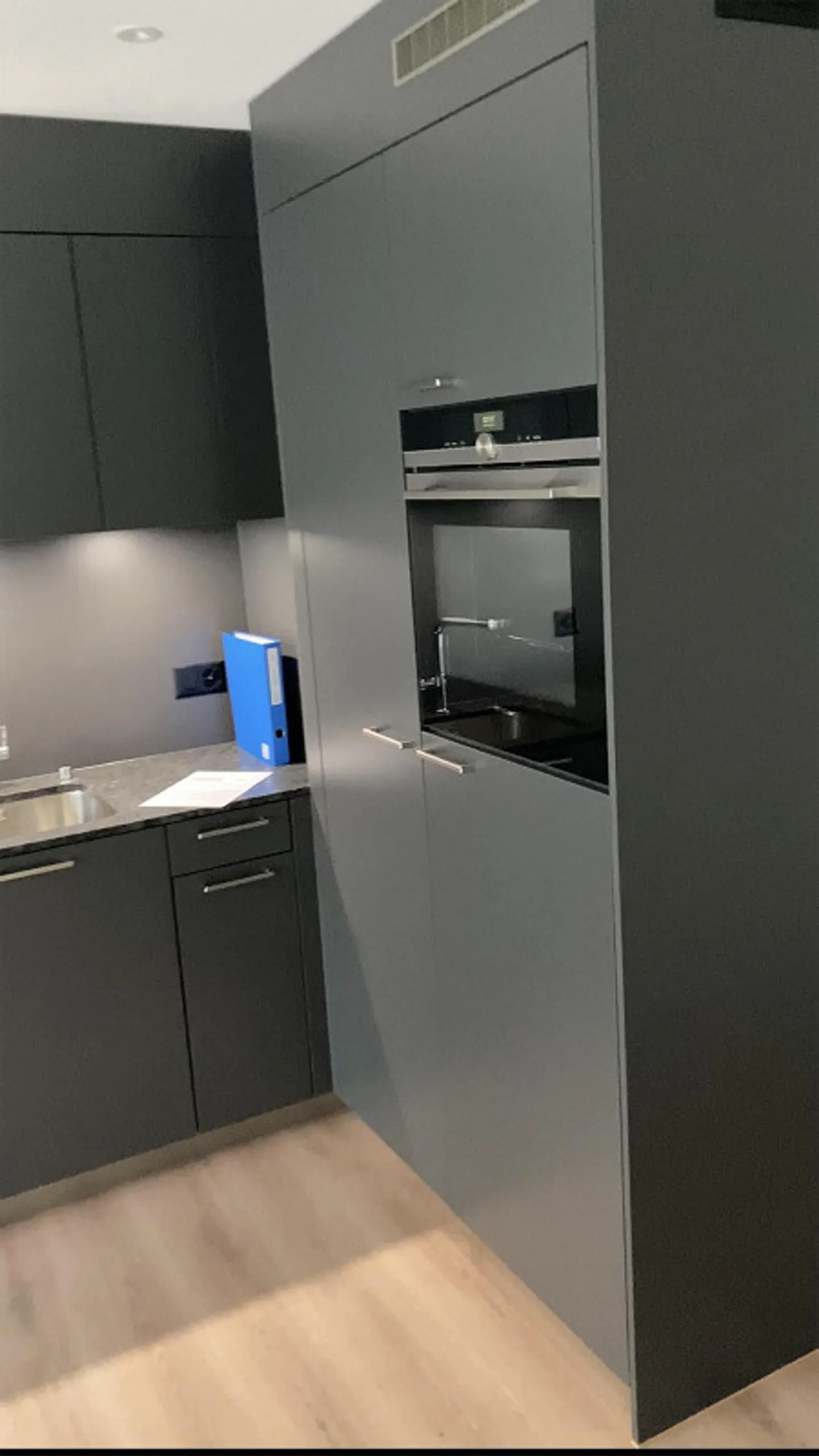 Cercasi urgentemente nuovo inquilino Appartamento moderno di 1,5 stanze nel cuore - Foto 1 di 4