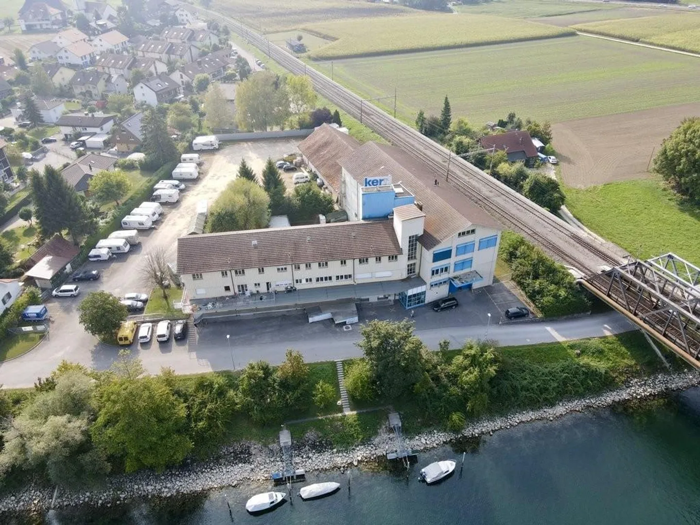 Grosszügige und renovierte Gewerbefläche direkt an der Aare. - Foto 1 von 7