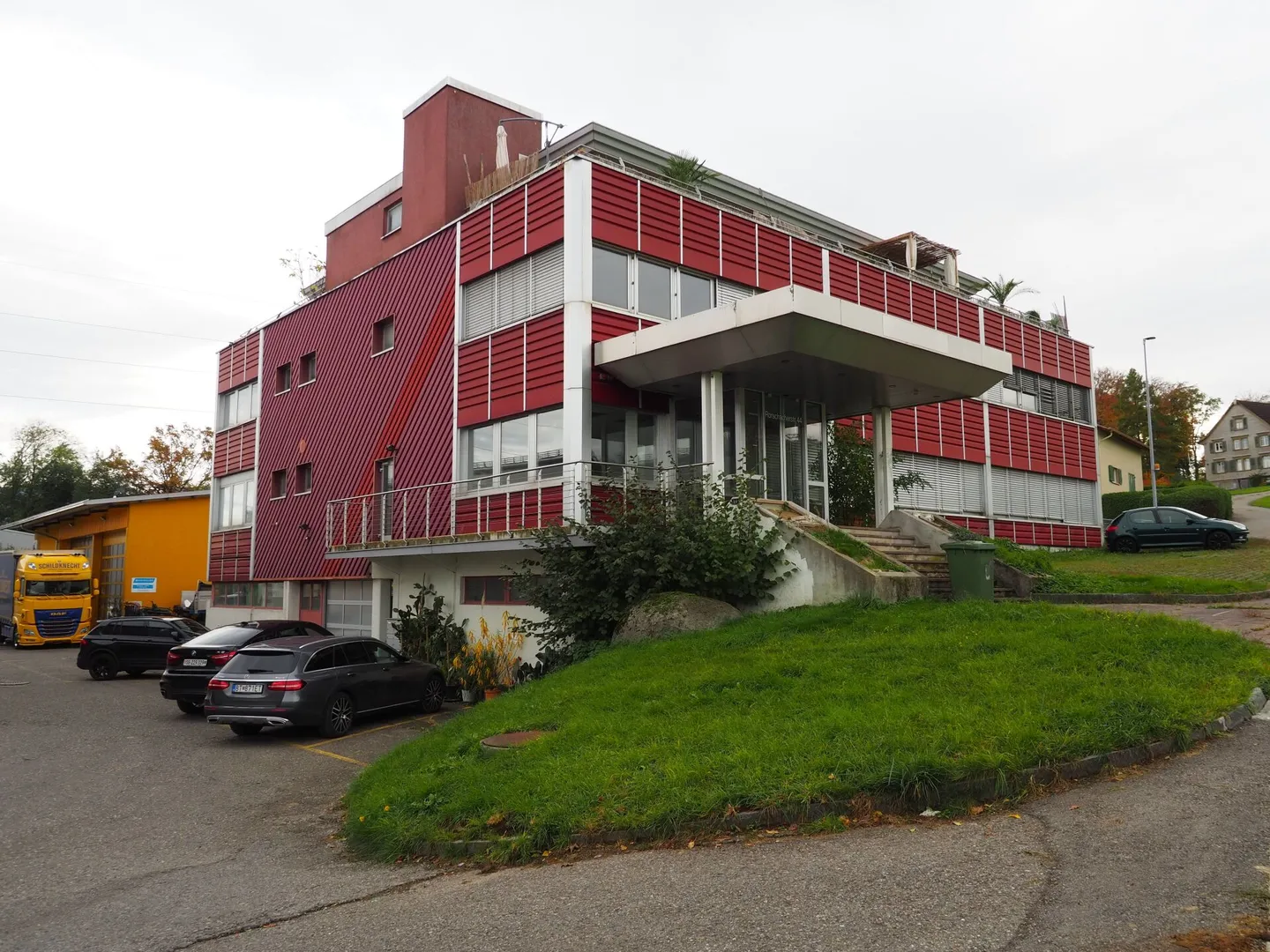 Proprietà commerciale unica con due appartamenti mansardati di 4,5 stanze - Foto 2 di 21