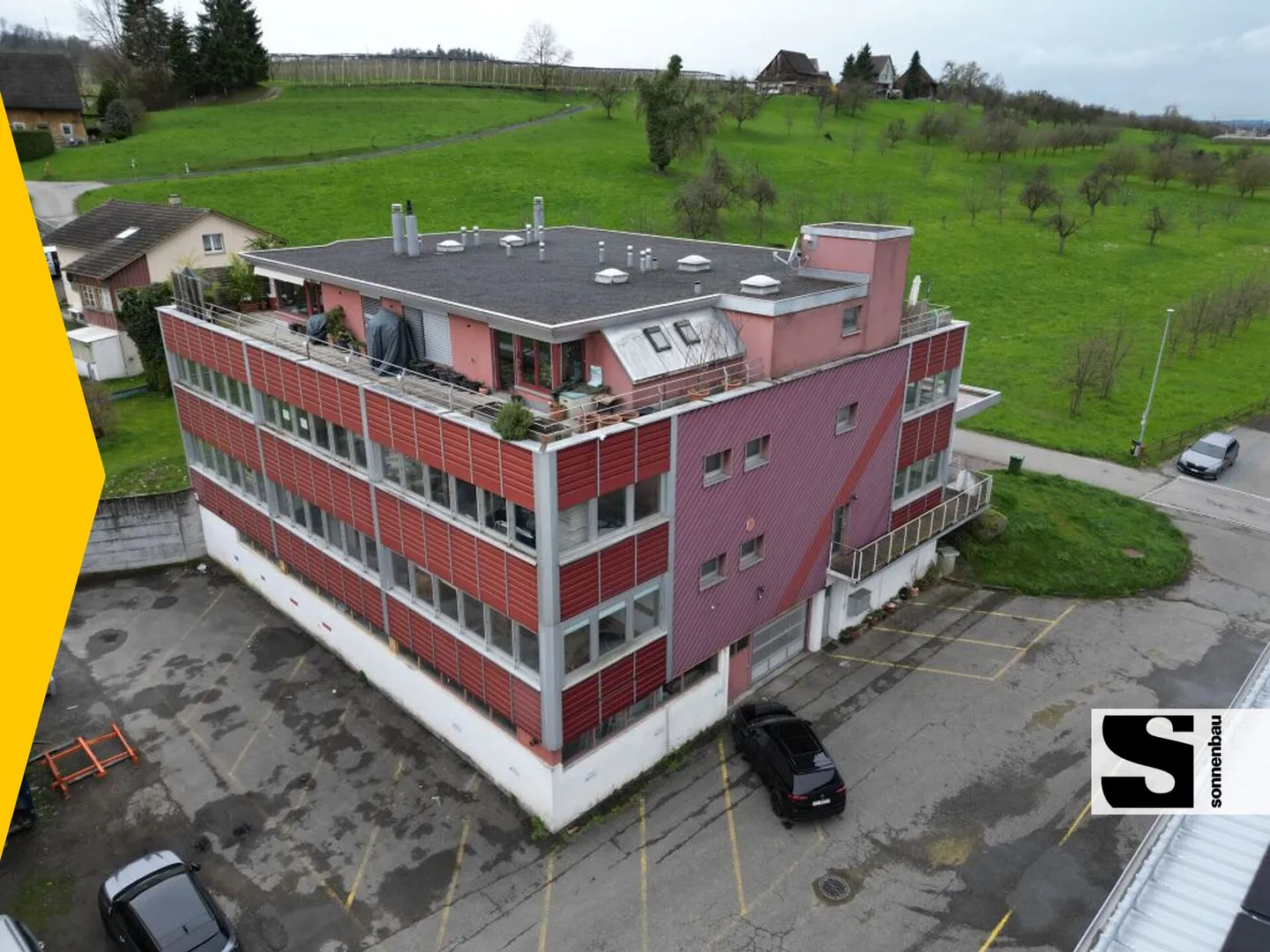 Proprietà commerciale unica con due appartamenti mansardati di 4,5 stanze - Foto 1 di 21