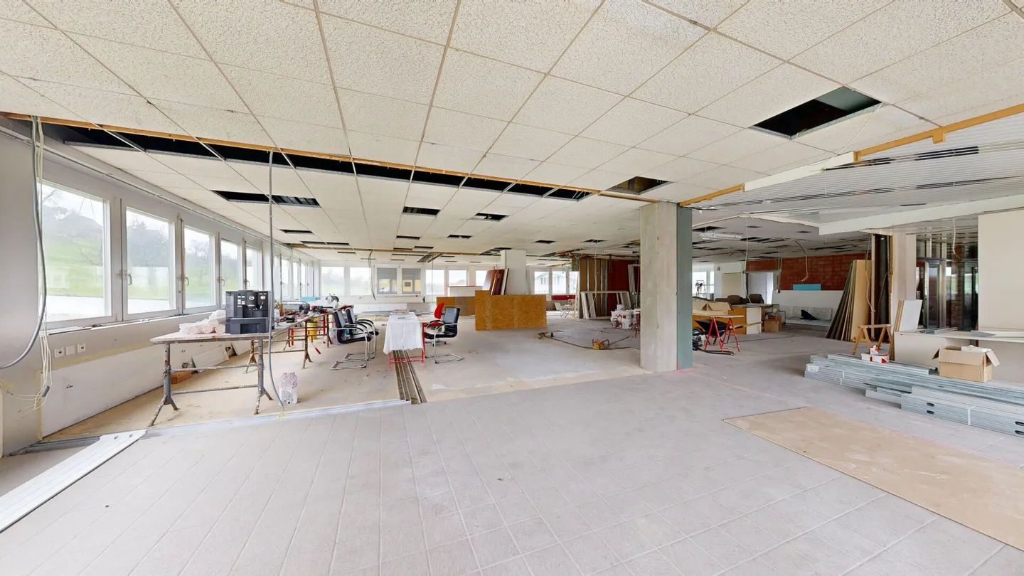 Proprietà commerciale unica con due appartamenti mansardati di 4,5 stanze - Foto 6 di 21