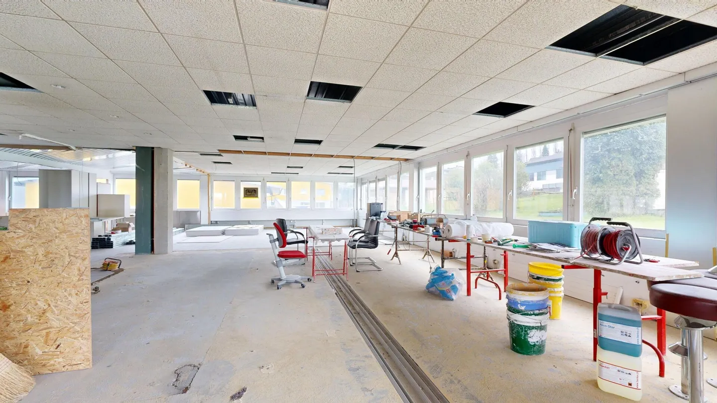 Proprietà commerciale unica con due appartamenti mansardati di 4,5 stanze - Foto 7 di 21