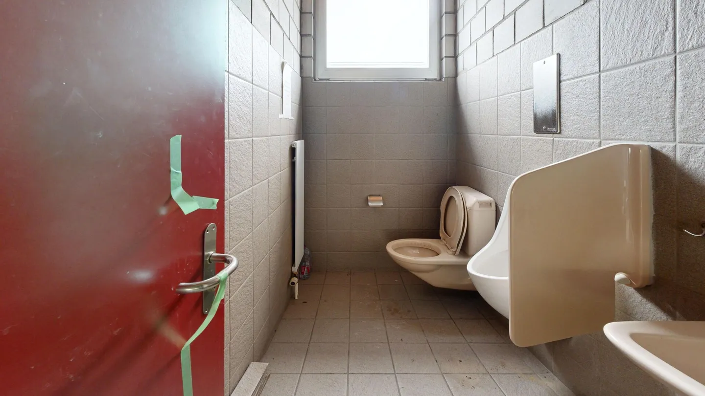 Proprietà commerciale unica con due appartamenti mansardati di 4,5 stanze - Foto 9 di 21