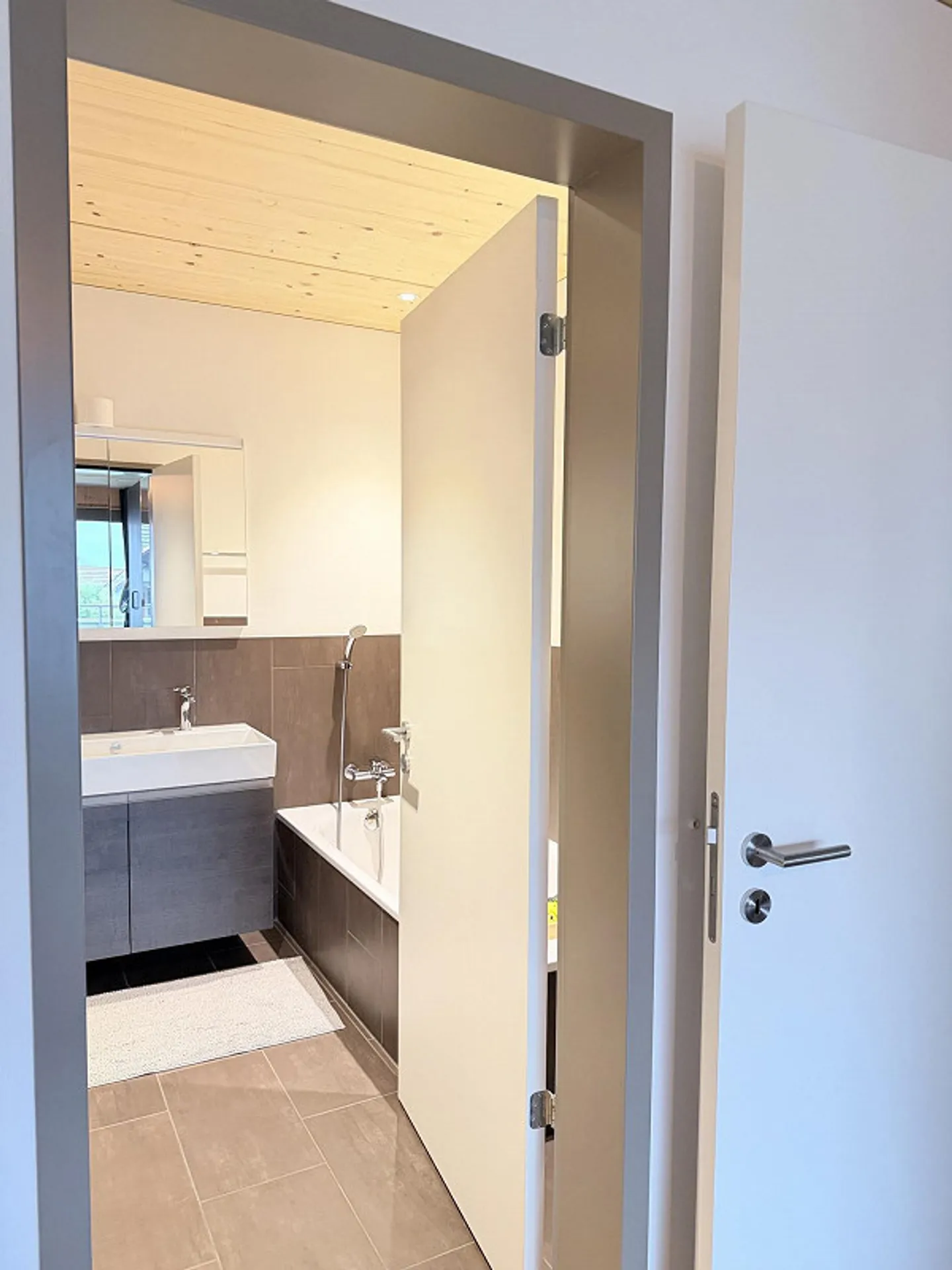 Modern 4.5-room apartment • 138 m² • Two private gardens in Küssnacht - Photo 9 of 19