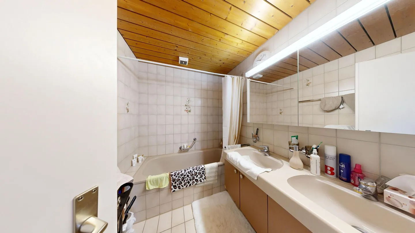 Proprietà commerciale unica con due appartamenti mansardati di 4,5 stanze - Foto 18 di 21