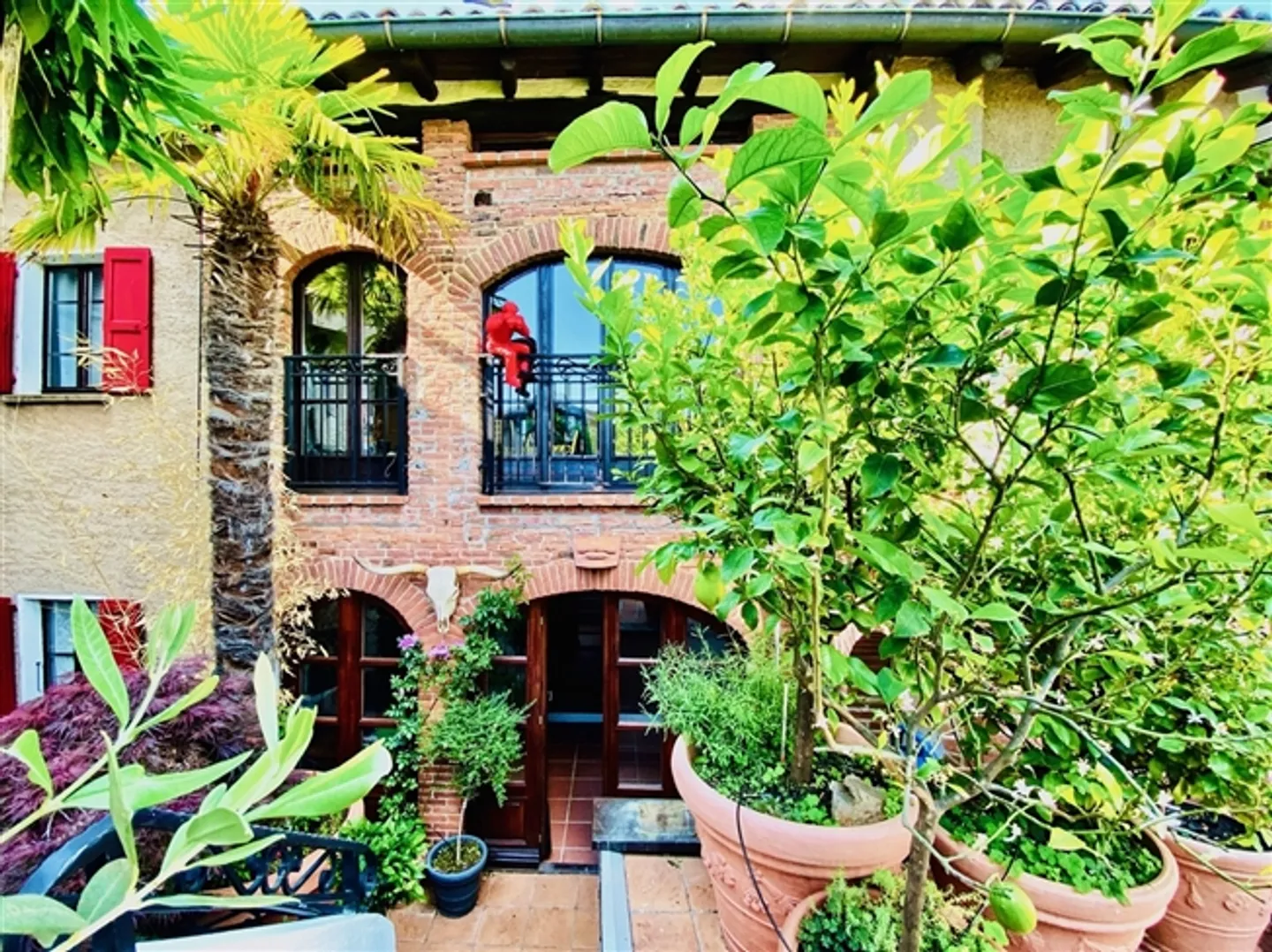 MAGNIFICENT THREE-FAMILY PATRICIAN HOUSE - Photo 5 of 17