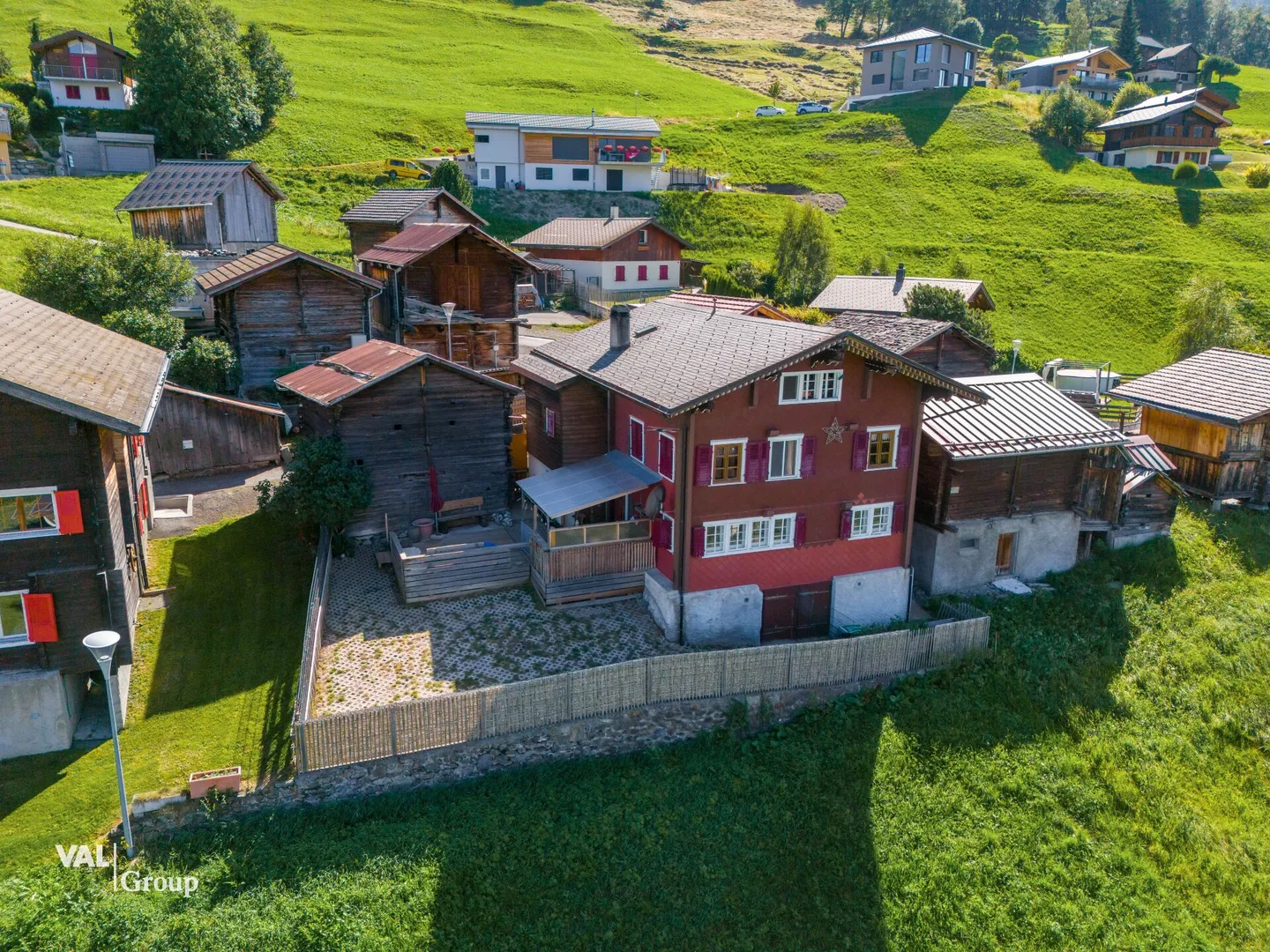 Affascinante casa residenziale con fienile convertito e ulteriore potenziale di sviluppo - Foto 1 di 12