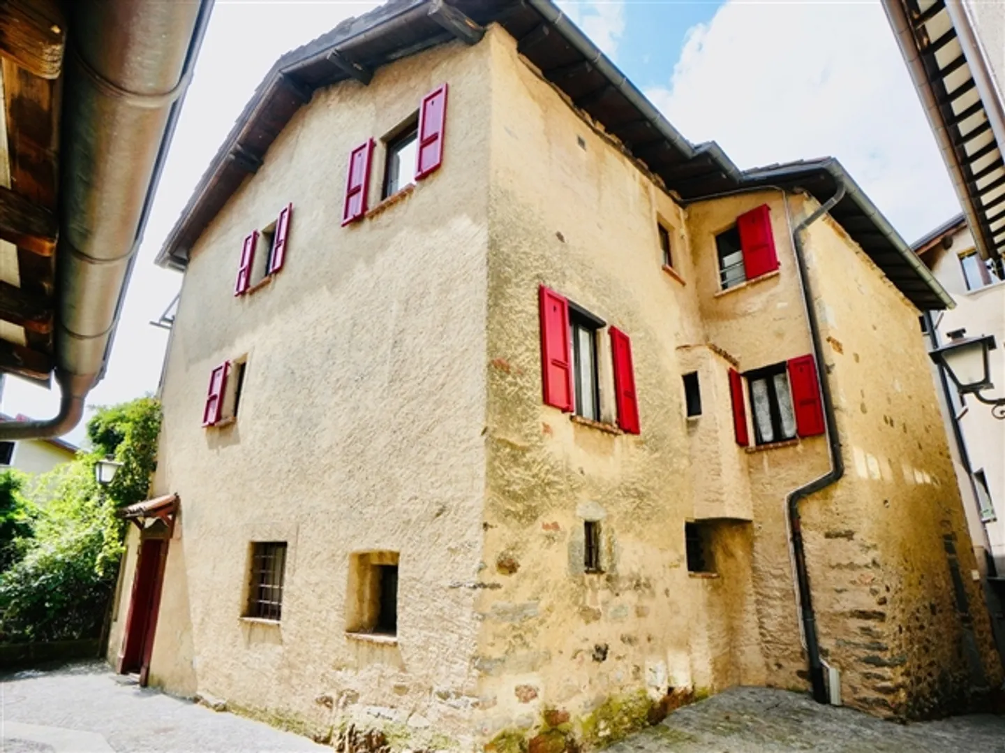 MAGNIFICENT THREE-FAMILY PATRICIAN HOUSE - Photo 17 of 17