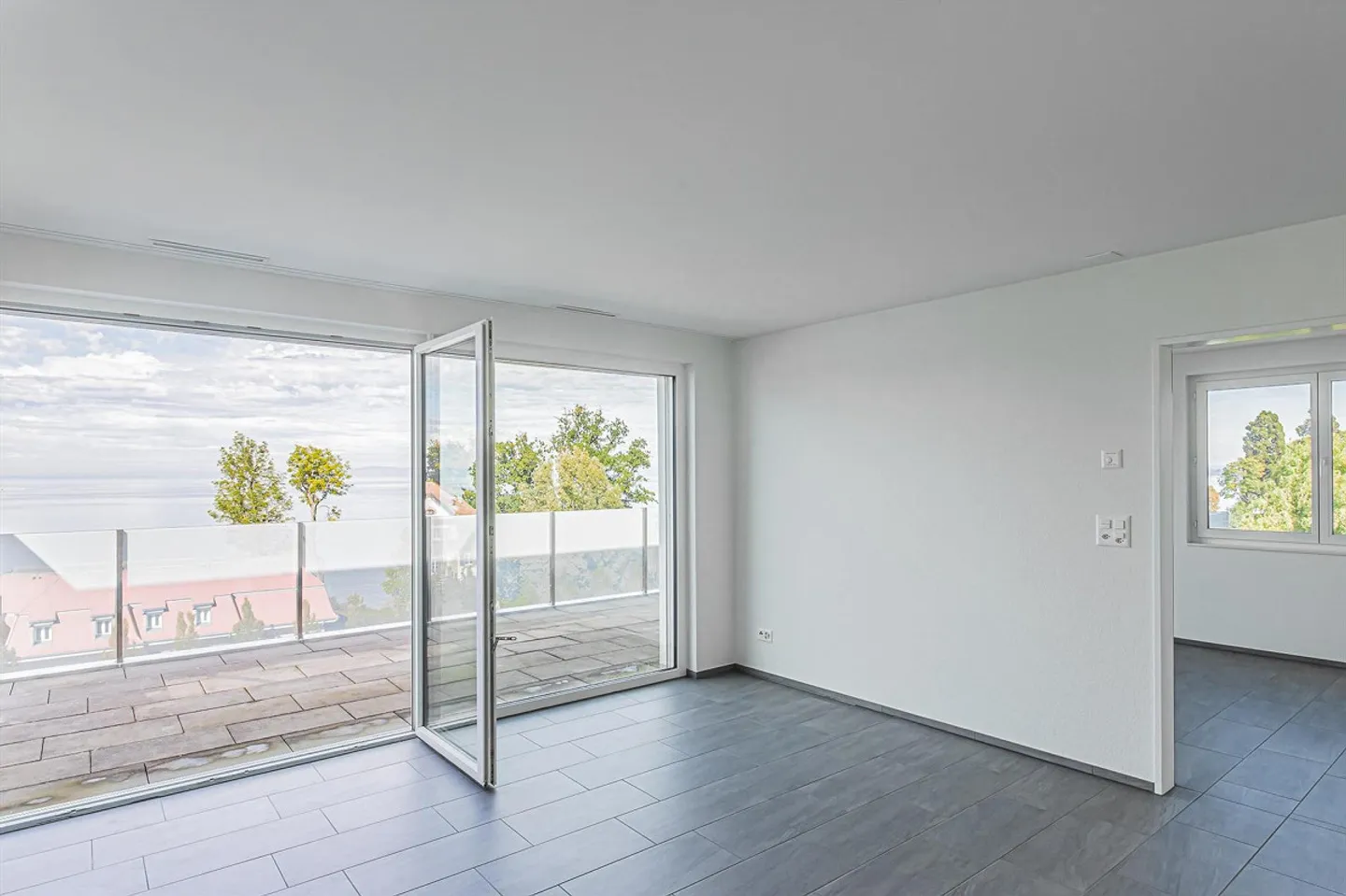 Attikawohnung mit traumhafter Seesicht - Foto 3 von 9