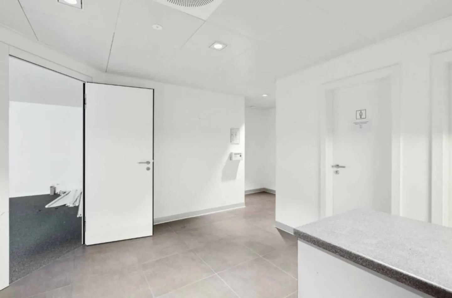 Schöne Arkadenfläche von 275 m2 mit unabhängigem Zugang in einem kleinen Einkaufszentrum - Foto 2 von 6