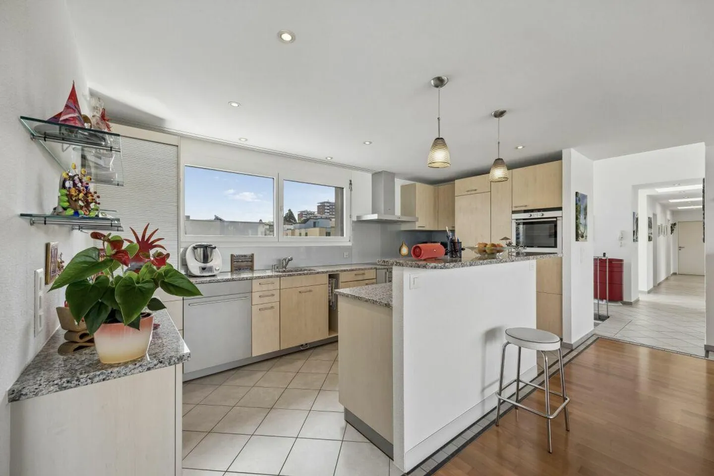 Rare residential jewel - 5.5-room penthouse apartment in the heart of Rheinfelden - Photo 5 of 13