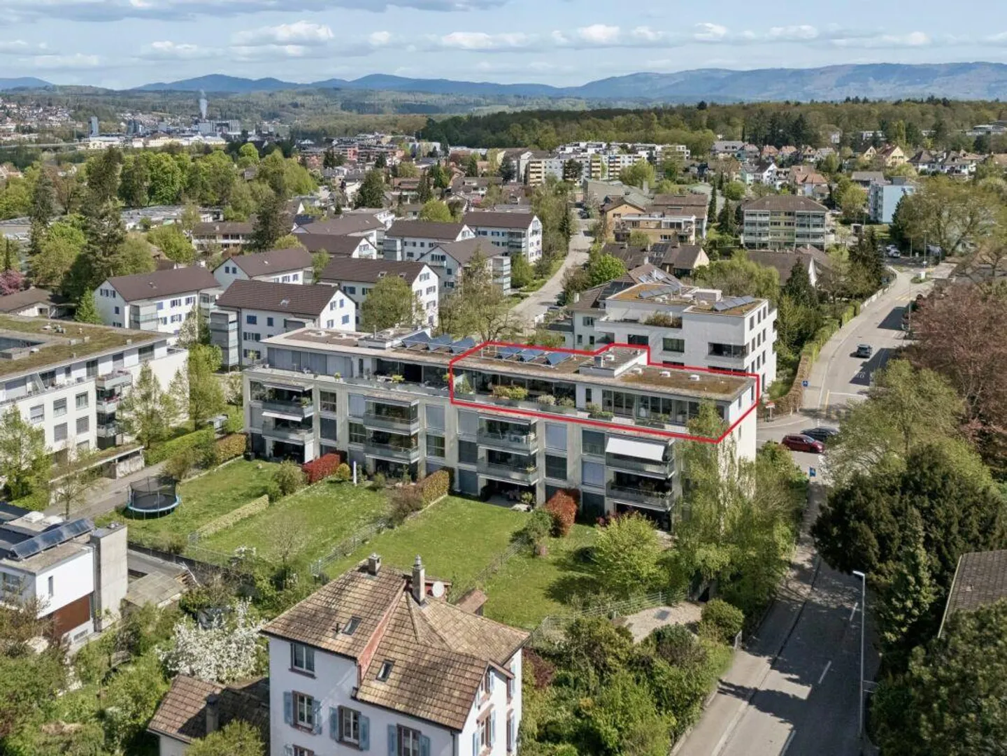 Rare residential jewel - 5.5-room penthouse apartment in the heart of Rheinfelden - Photo 1 of 13