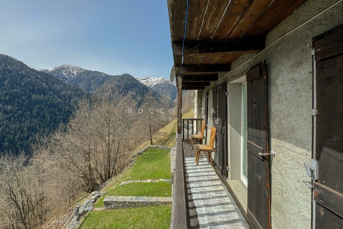 «Mehrfamilienhaus mit großem Grundstück inmitten der Natur» - Foto 1 von 13