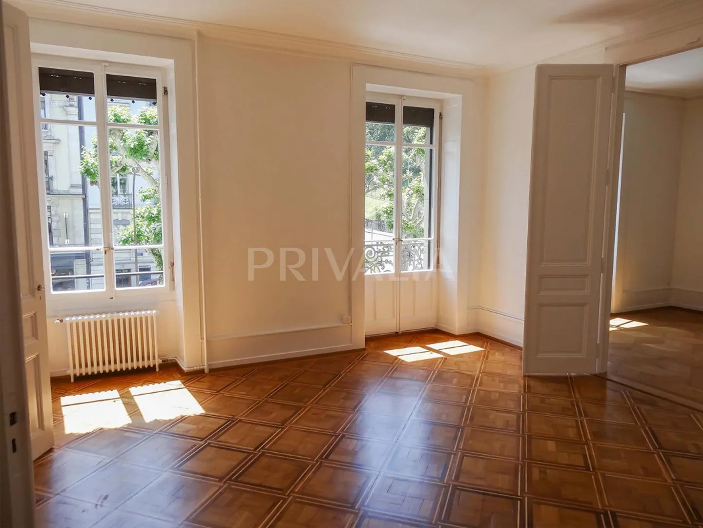 Prestigious apartment in a beautiful building in the city center - Photo 2 of 6