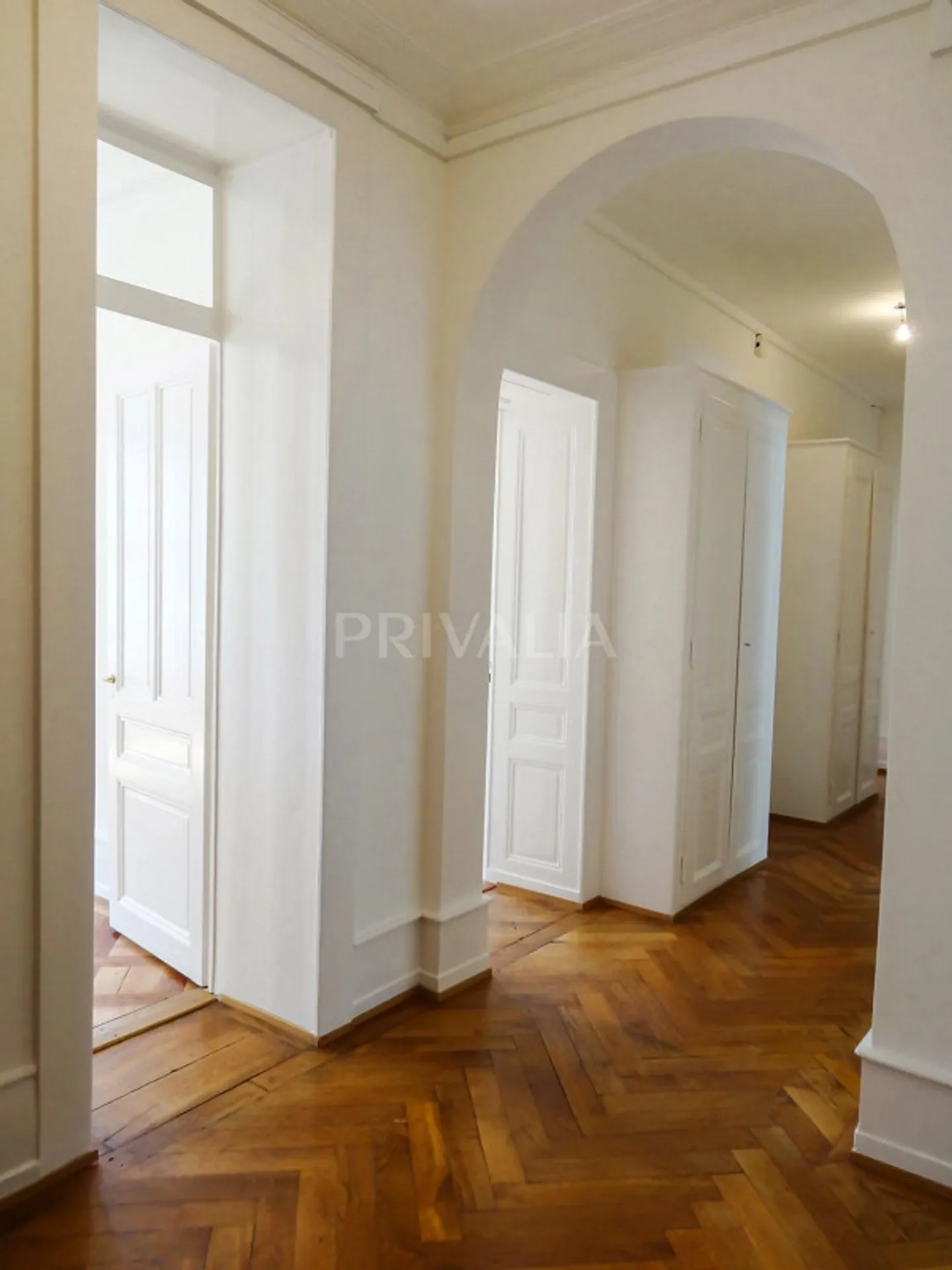 Prestigious apartment in a beautiful building in the city center - Photo 4 of 6