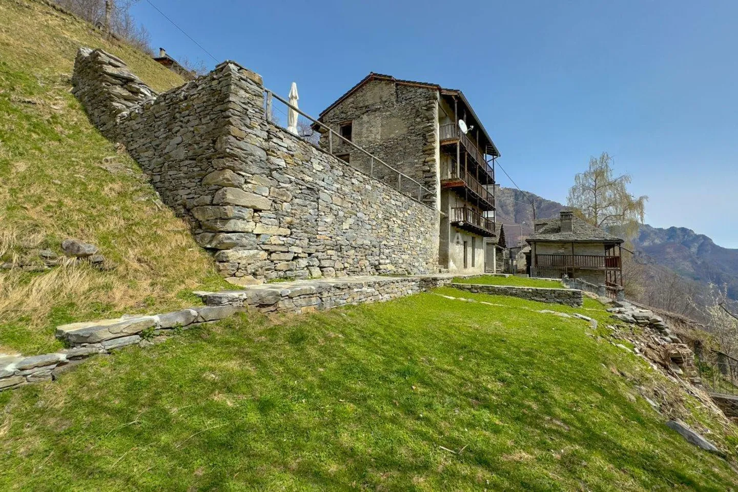 «Mehrfamilienhaus mit großem Grundstück inmitten der Natur» - Foto 5 von 13