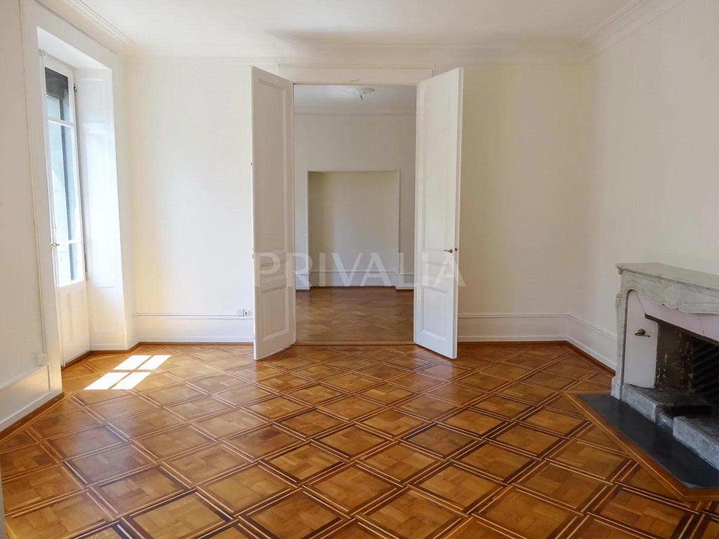 Prestigious apartment in a beautiful building in the city center - Photo 1 of 6