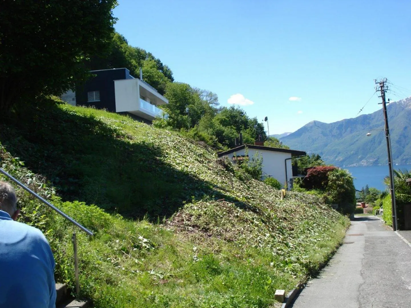 Terreno edificabile di 891 m2 zona R2 con 2226 m2 bosco con vista lago - Foto 1 di 6