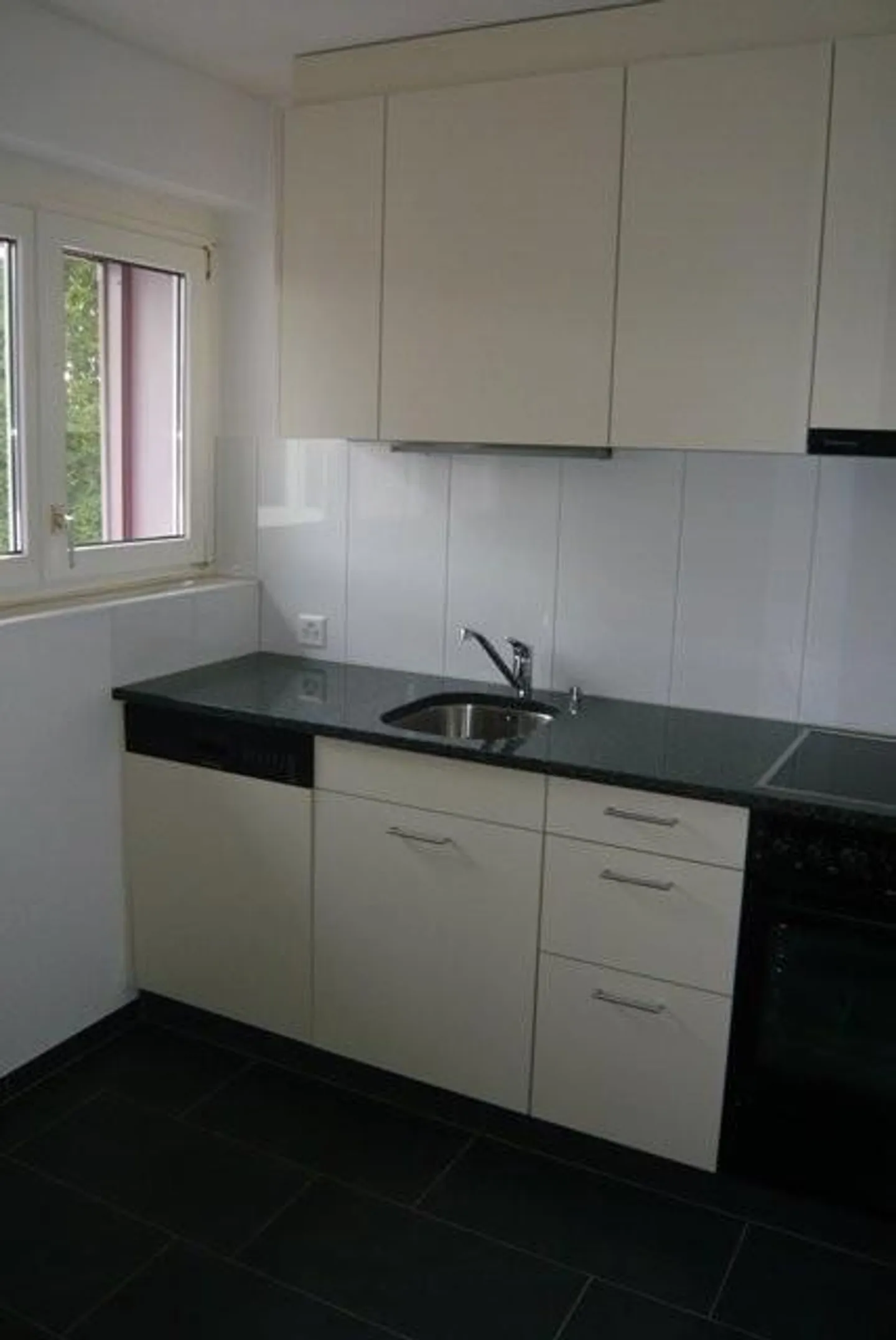 Comfortable Apartment in Urban Center - Photo 3 of 5