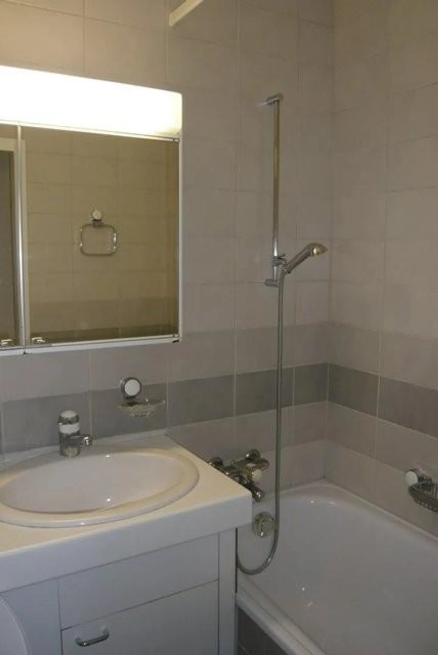 Comfortable Apartment in Urban Center - Photo 4 of 5