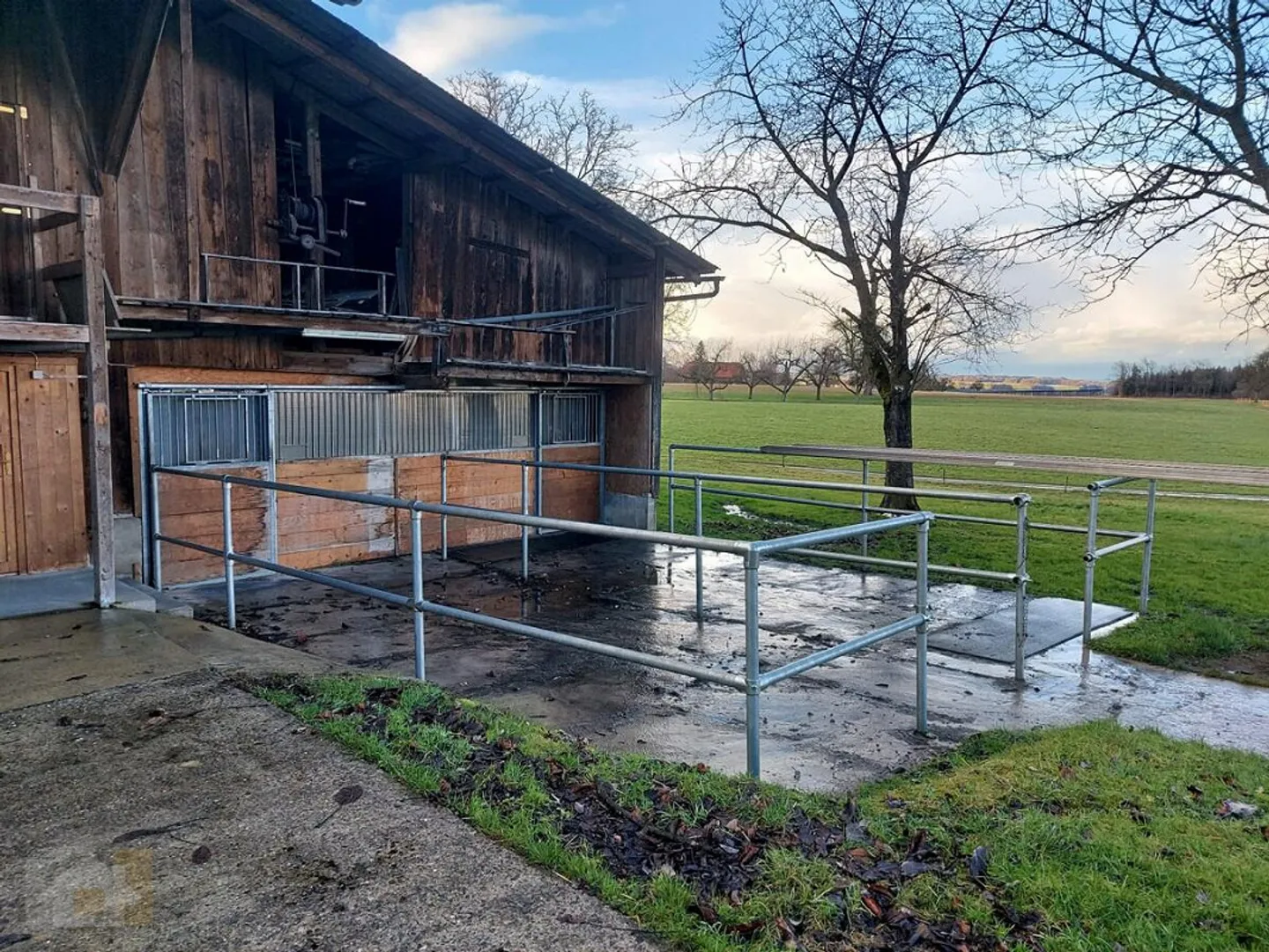 Écurie autonome avec paddock pour deux chevaux ensemble - Photo 1 sur 14