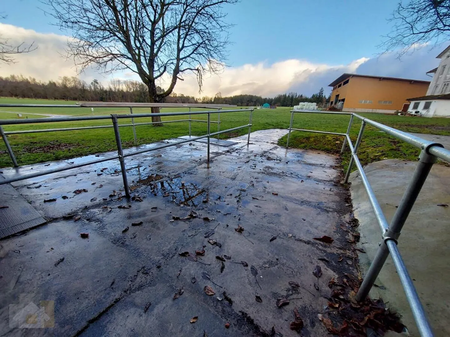 Écurie autonome avec paddock pour deux chevaux ensemble - Photo 2 sur 14