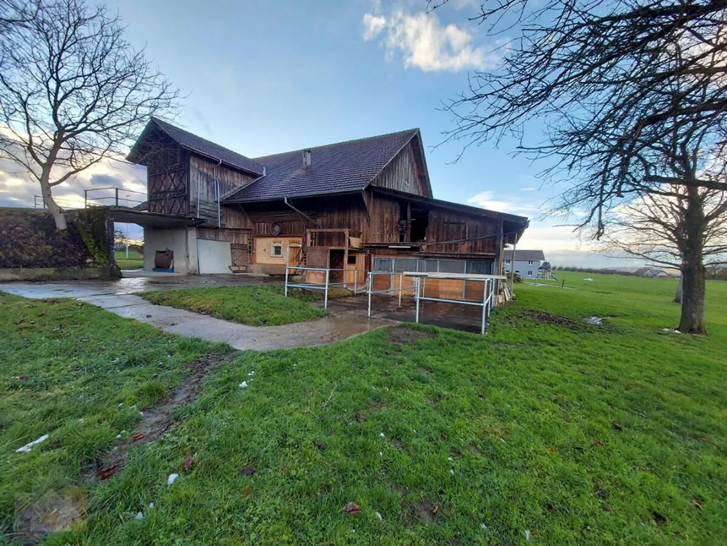 Écurie autonome avec paddock pour deux chevaux ensemble - Photo 3 sur 14